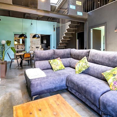 Black House Sorprendente Casa Estilo Industrial Olot Exterior photo