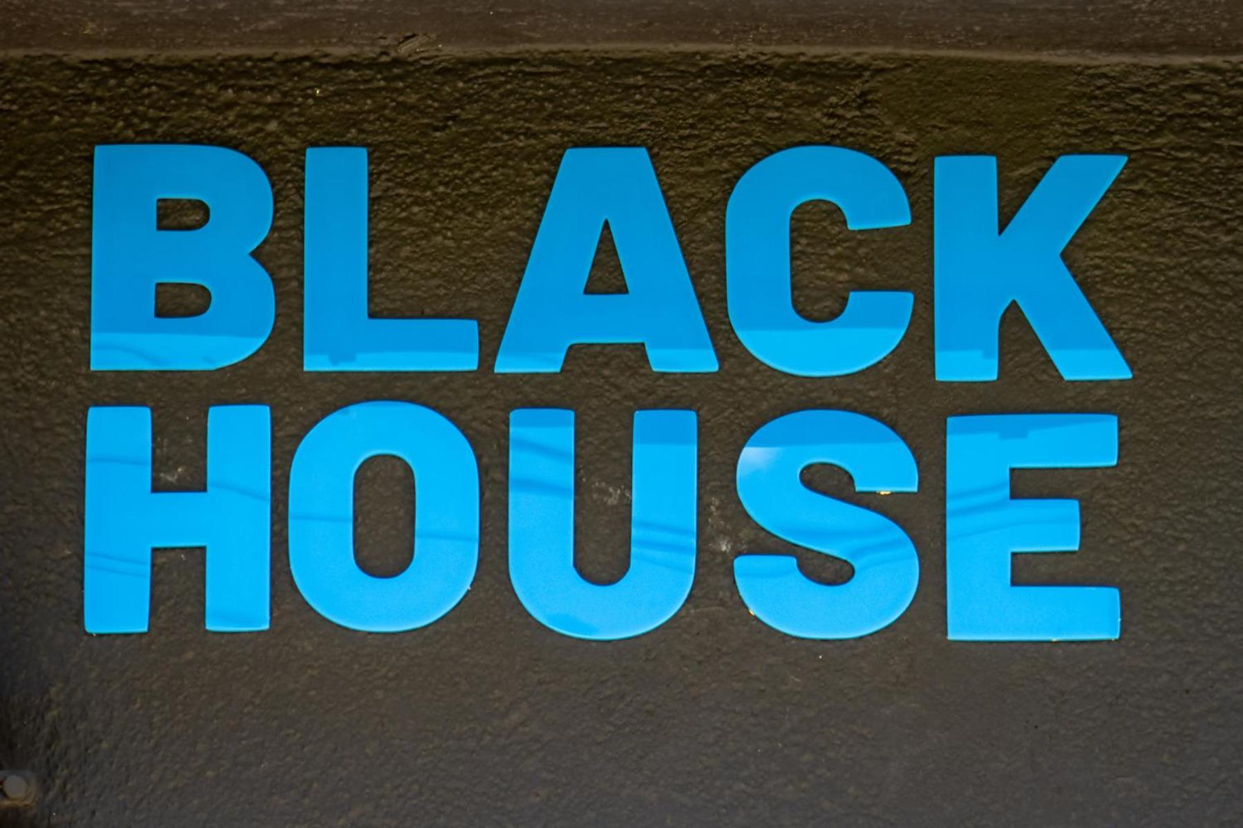Black House Sorprendente Casa Estilo Industrial Olot Exterior photo