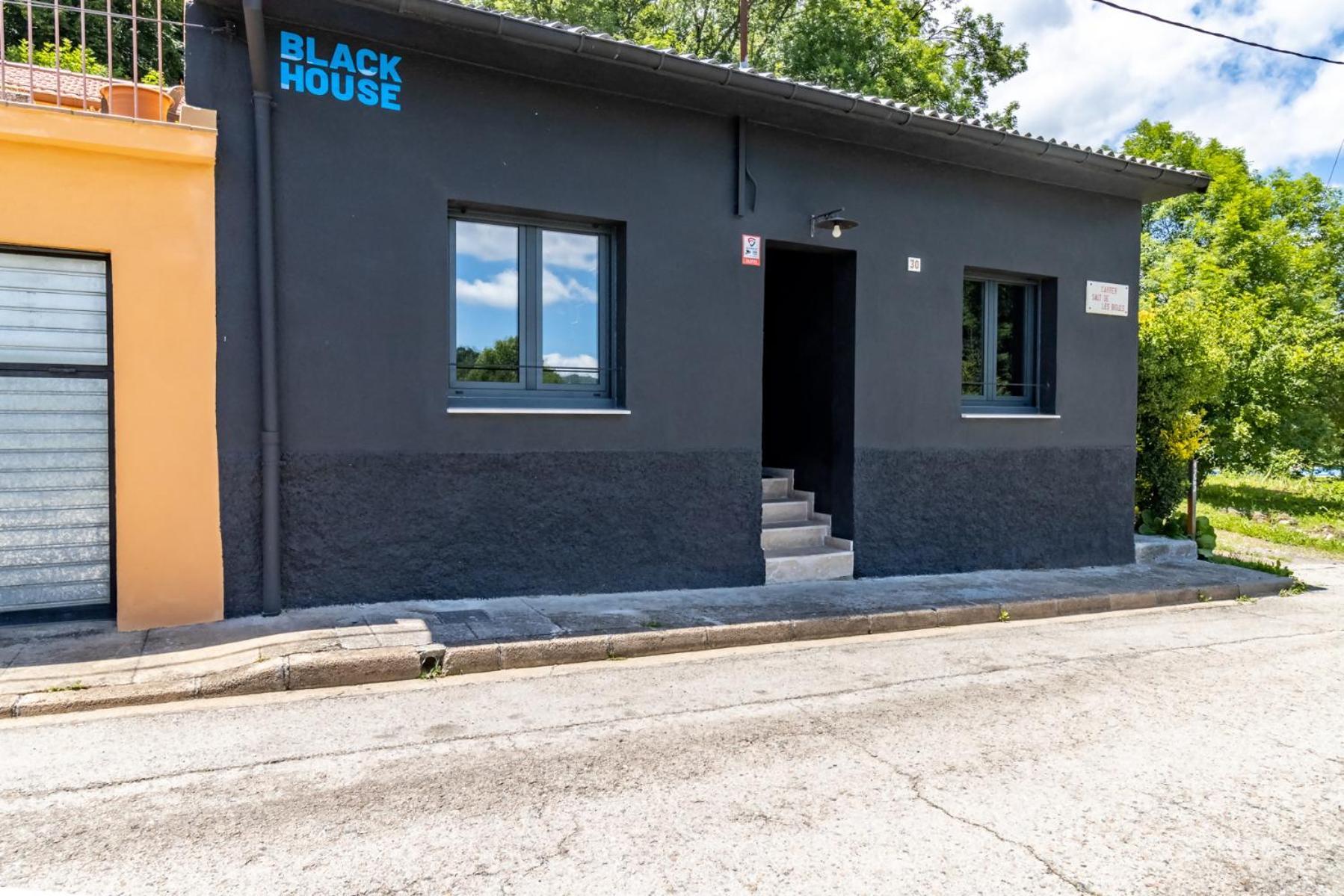 Black House Sorprendente Casa Estilo Industrial Olot Exterior photo