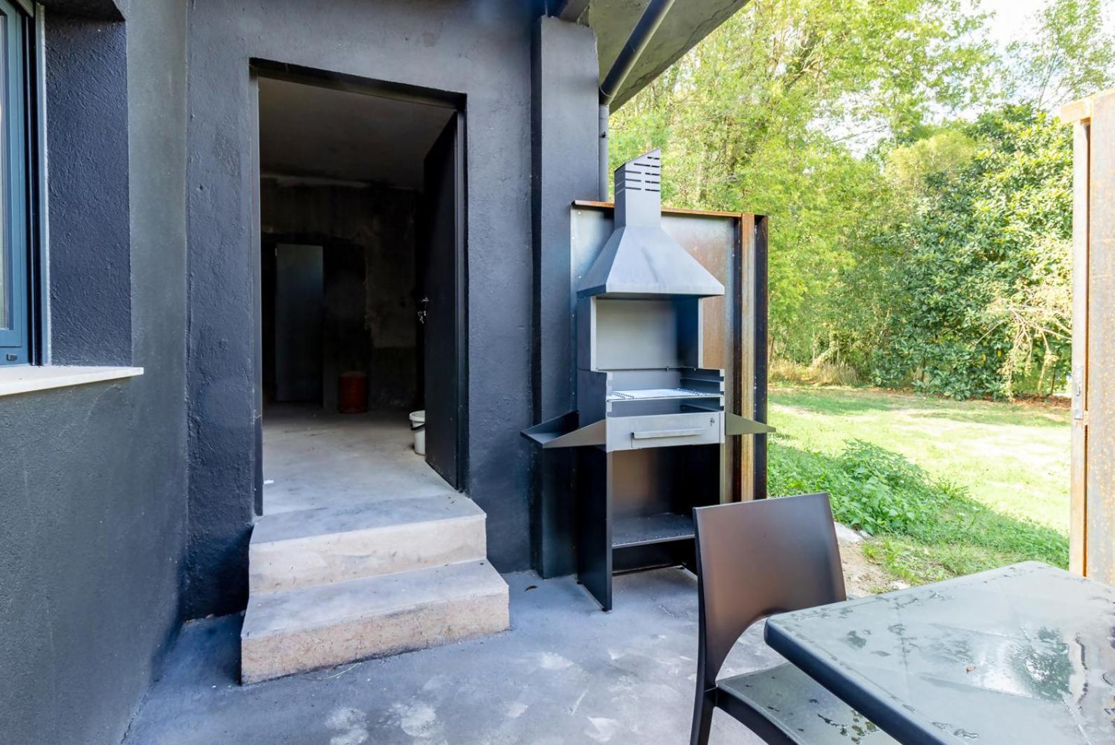 Black House Sorprendente Casa Estilo Industrial Olot Exterior photo