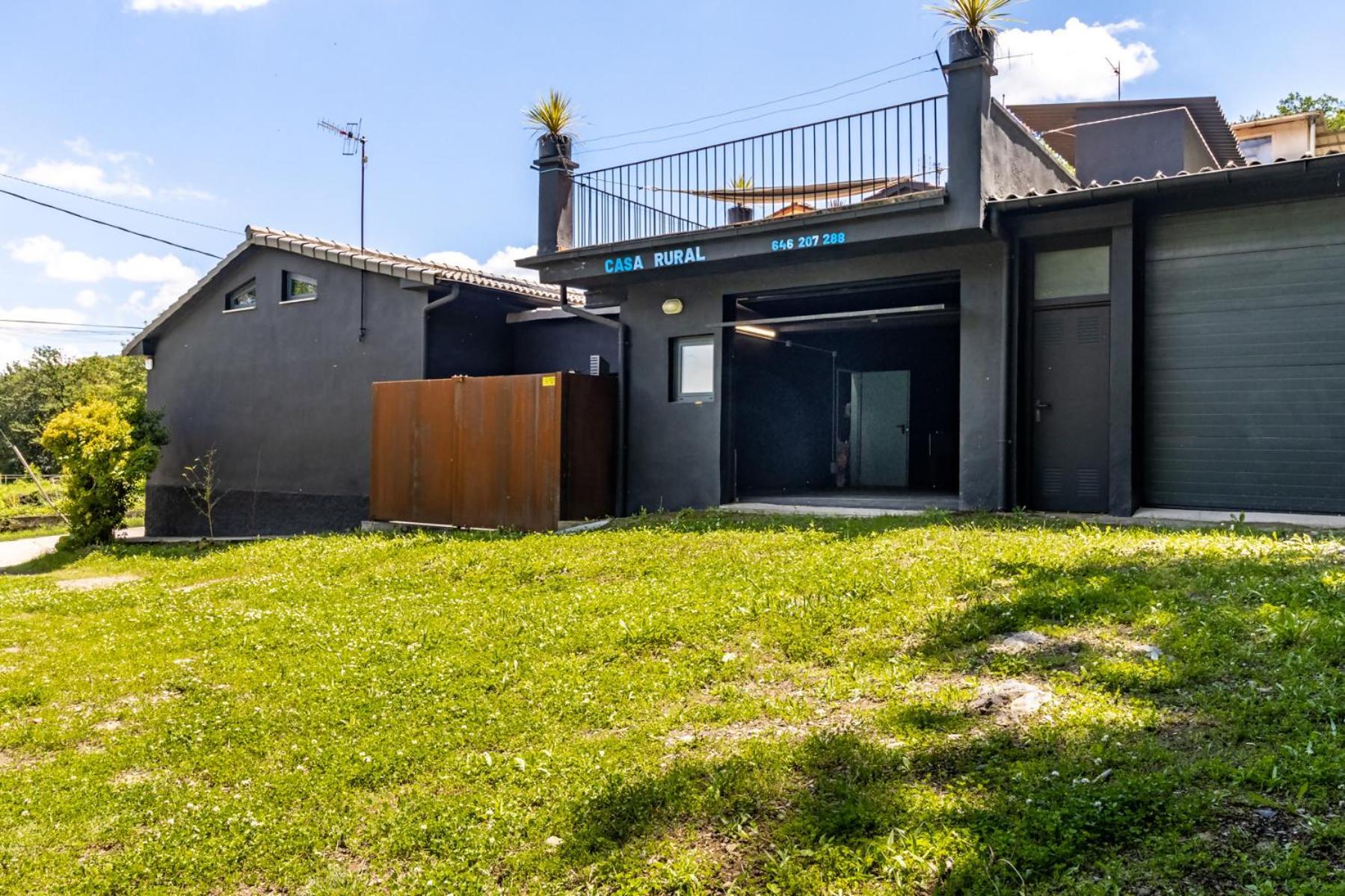 Black House Sorprendente Casa Estilo Industrial Olot Exterior photo