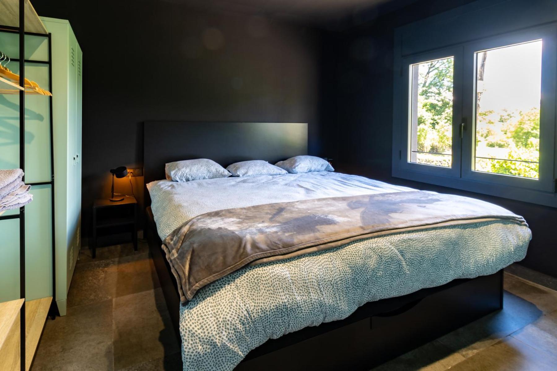 Black House Sorprendente Casa Estilo Industrial Olot Exterior photo