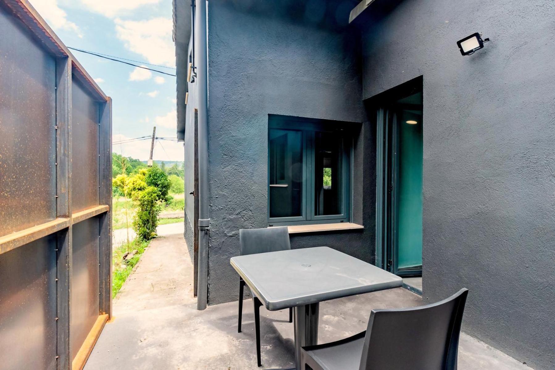 Black House Sorprendente Casa Estilo Industrial Olot Exterior photo