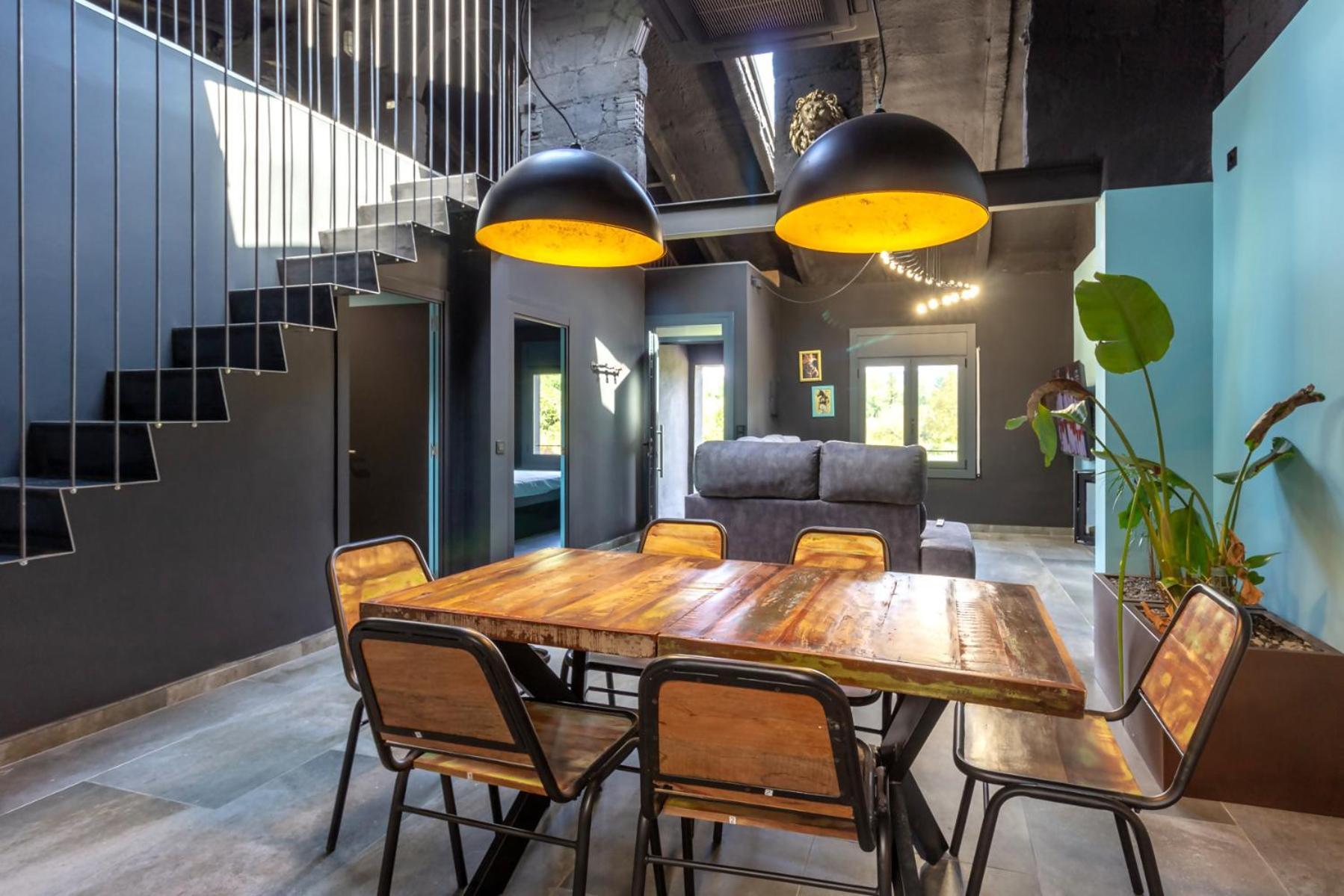 Black House Sorprendente Casa Estilo Industrial Olot Exterior photo