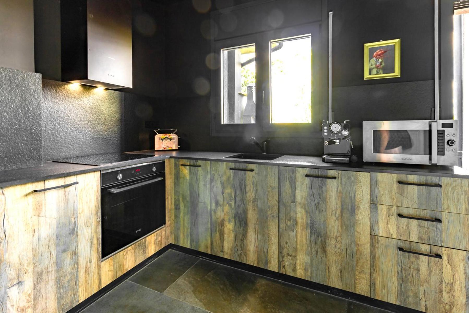 Black House Sorprendente Casa Estilo Industrial Olot Exterior photo