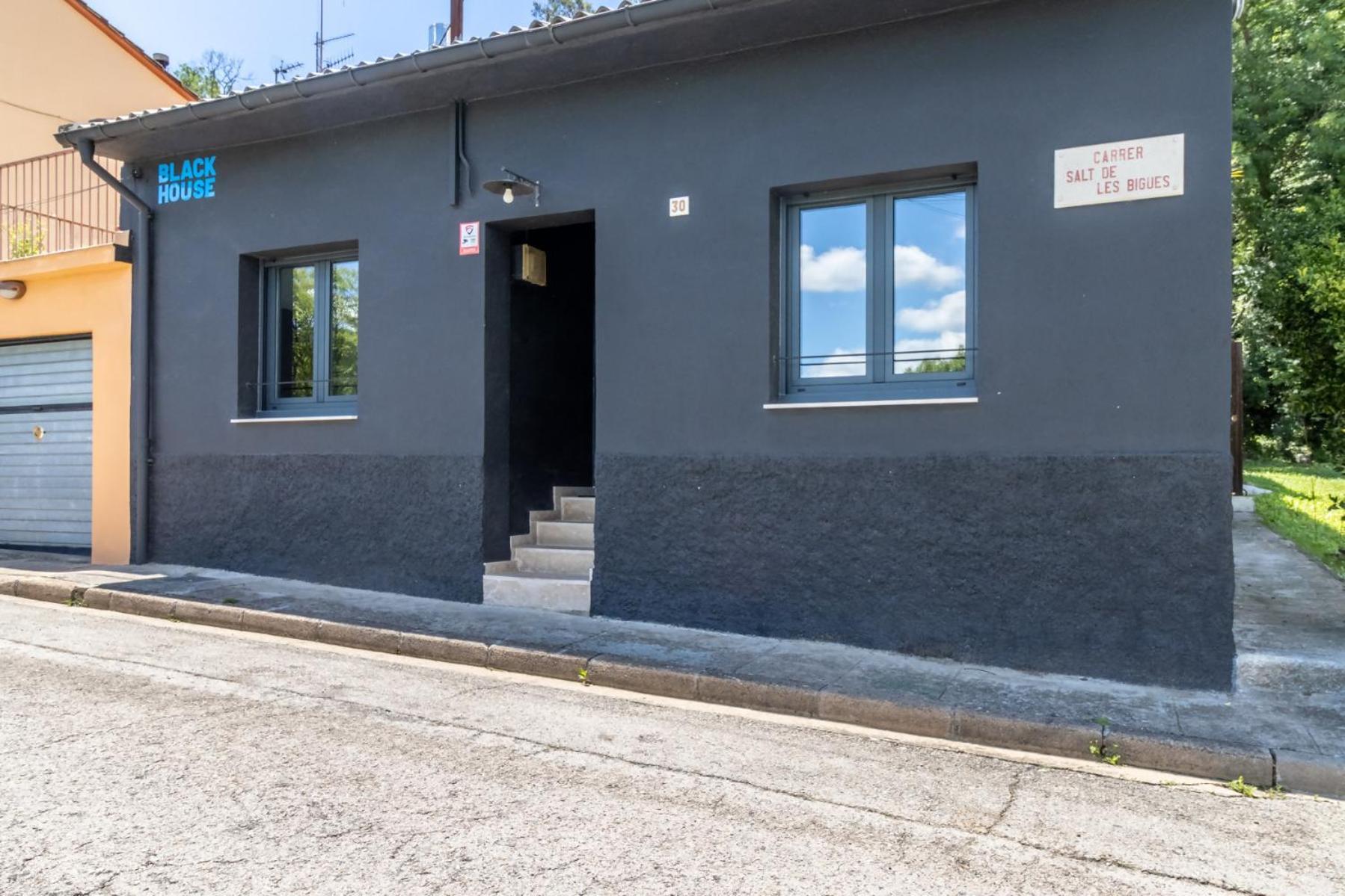 Black House Sorprendente Casa Estilo Industrial Olot Exterior photo